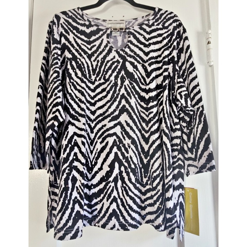 NWT cathy daniels Zebra stripe 3/4 sleeves silver chain detail neckline women 1X